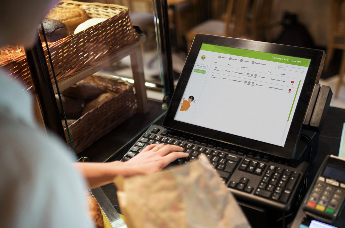 SigPyme en el mostrador de una panadería, junto al datáfono y el teclado del punto de venta